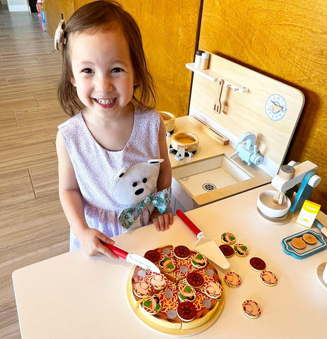Montessoridays™ Wooden Pizza Set — play and product details
